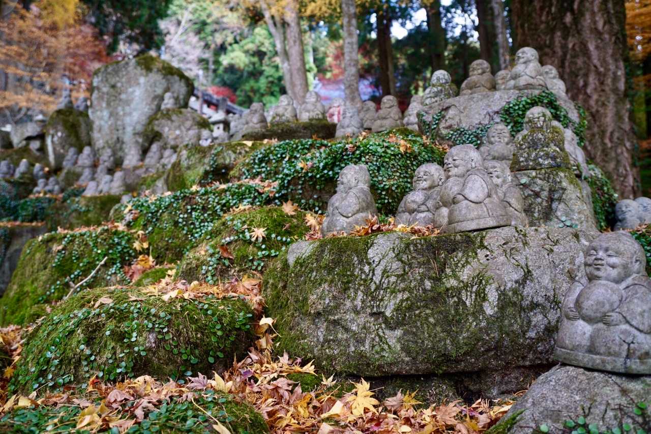 小さなお地蔵さんも🍁とコラボレーション