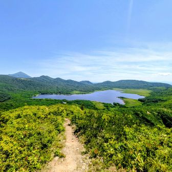 牛殺山から雄国沼と背後に磐梯山✨