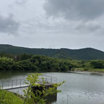 葦毛湿原駐車場からの弓張山地
（座談山・雲谷山・東山）