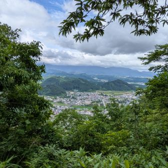 船形山方向？と金山の町
