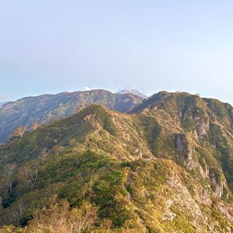 避難小屋から山頂方面
薄明で景色がよく見えるようになった。
奥の方に本山小屋のあるピークが見える