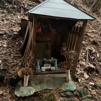 弥勒峠に祠と石仏