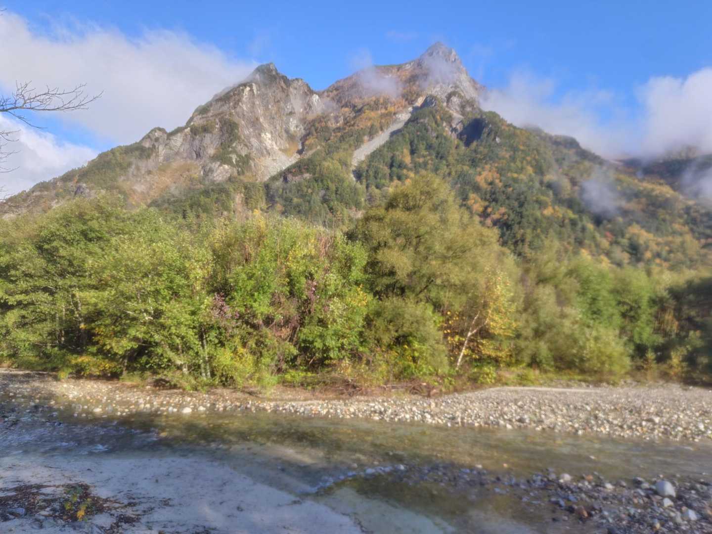 梓川の向こうに明神岳が見えました😄