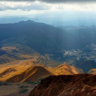 １日中改正の天気予報とは違いかなり雲が広がってきました。山頂には光が届きませんが、下界の草原は金色に輝いています。