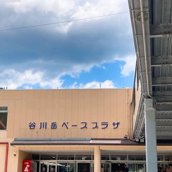 ここがロープウェイ乗り場のある建物