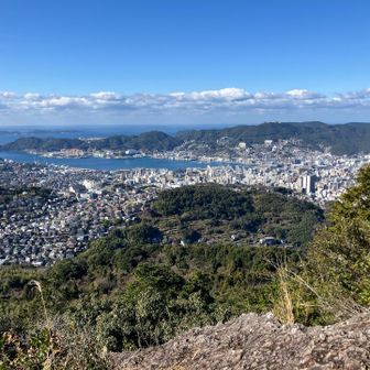 すぐ近くに絶景スポットあり。
長崎の街が見下ろせます。
ここは行かないともったいない✨