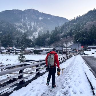 出発時はどんより・・・いきなり急登
