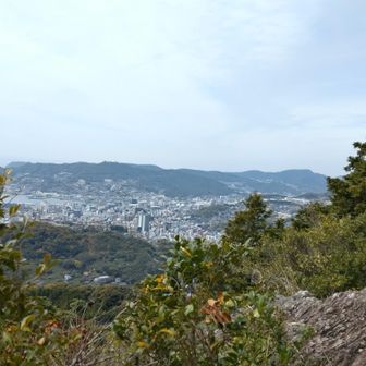 一番右側は岩屋山です。