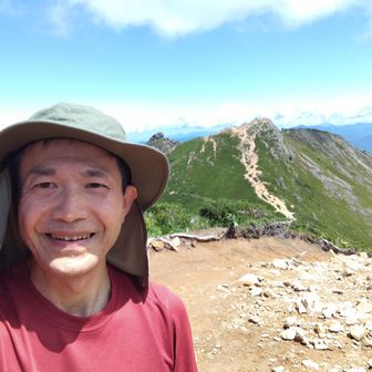 西天狗岳登頂。後ろは東天狗岳