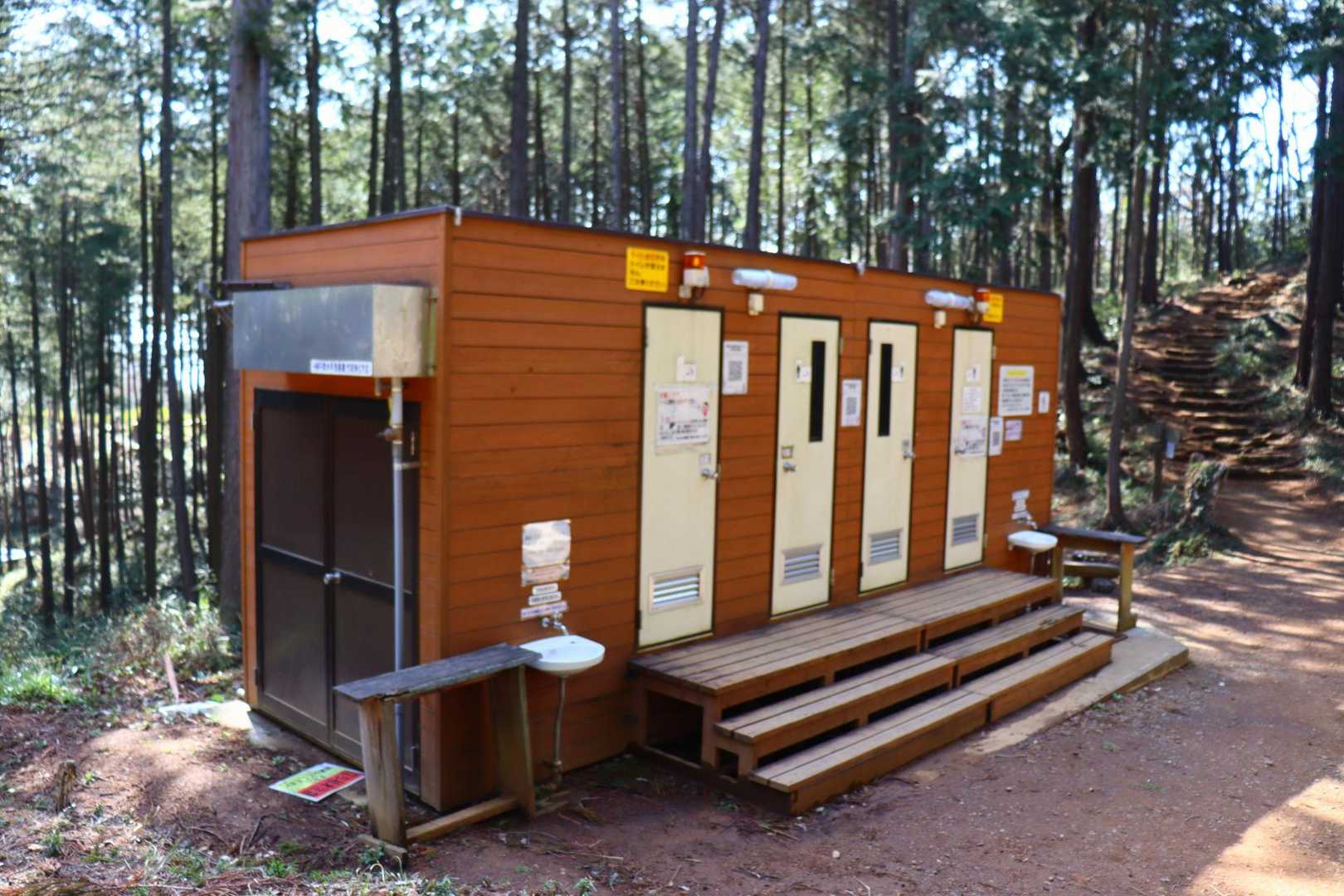 きれいなバイオトイレがあります。