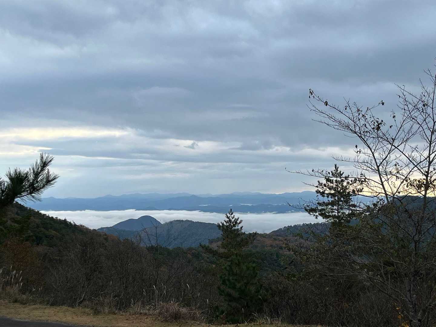 スタート地点に戻ってきても雲海は消えていません
トイレに行って荷物の用意をして
再スタートする時には青空が広がっていました
