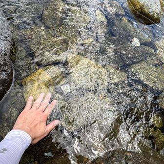 手足を沢につけるが、冷たすぎて3秒もたない