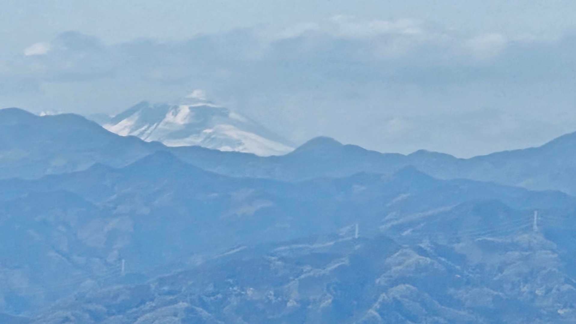 遠く浅間山から噴煙が上がってるのが確認できる
