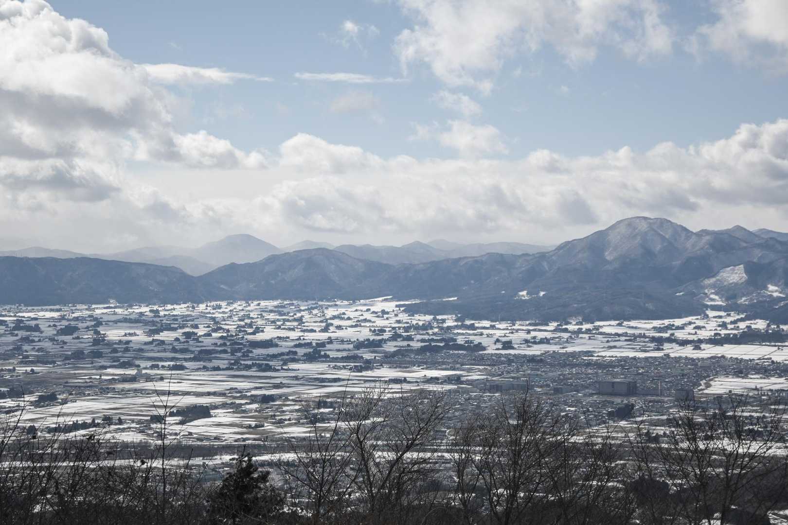 東根山と、毒ヶ森山塊の一部。