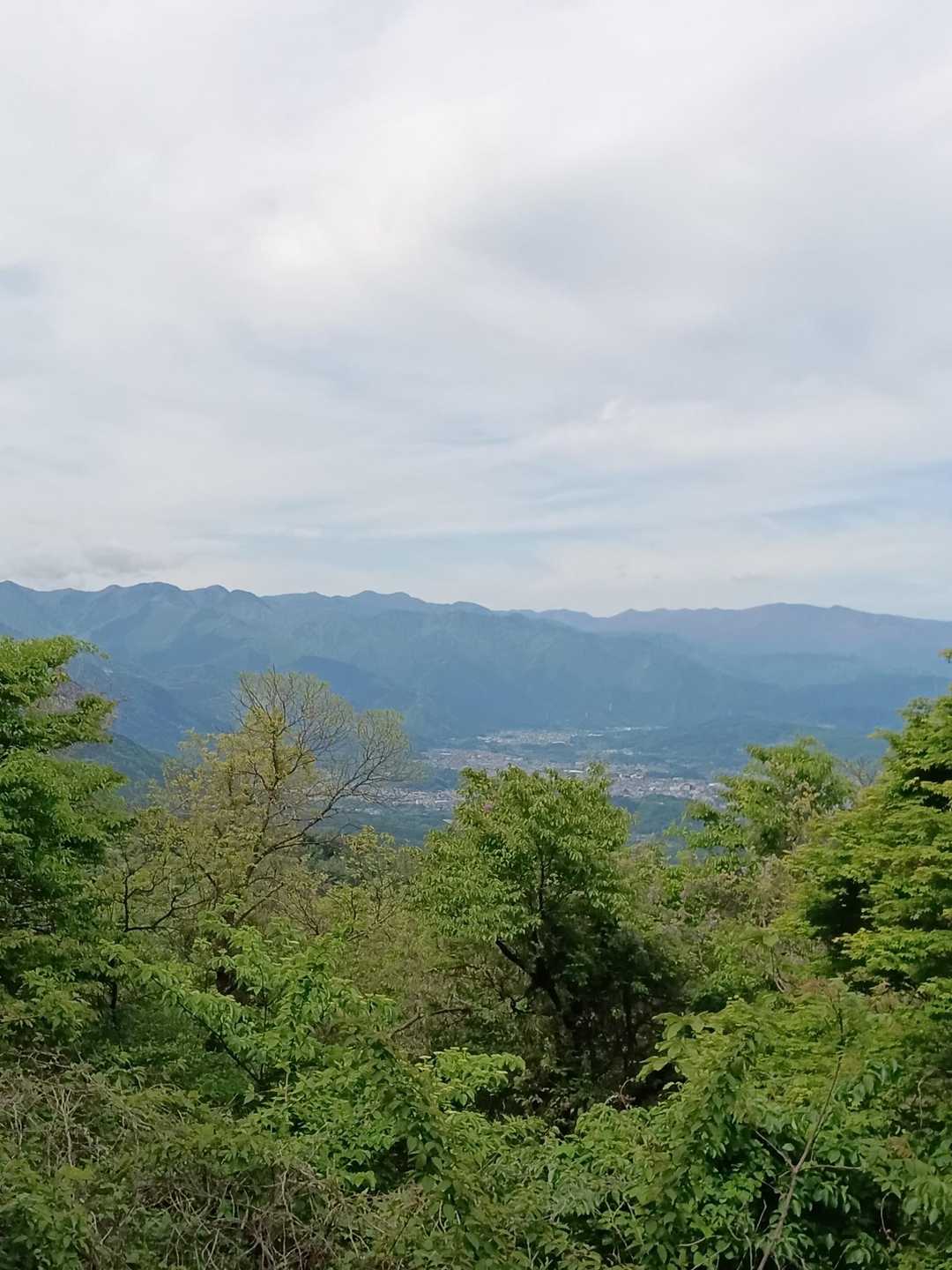 経塚バス停-旧定峰峠-大霧山-大霧山登山口-二本木峠-愛宕 縦走コースの写真