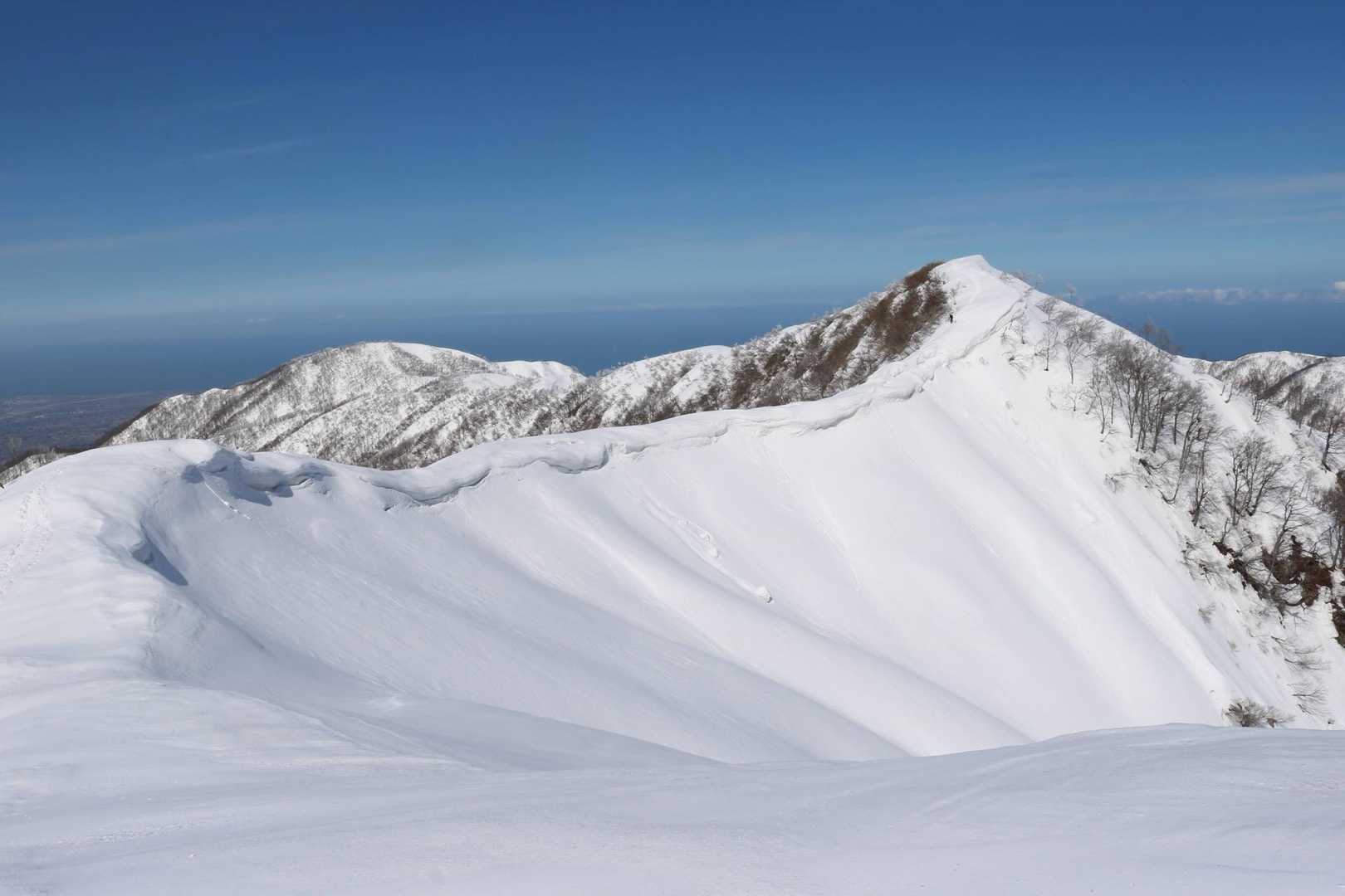 雪庇と大地山