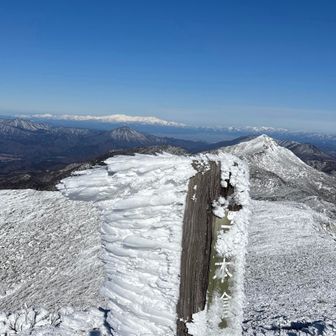 三本槍岳まで雪が中途半端でズボリまくる💦
疲れたー😆

奥に写っているのは飯豊、白さが違うね👍