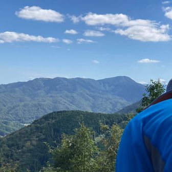 小田山方面。安芸区の最高峰です。😃
山が美しく映えます。✨
山頂で、矢野からのトレラン２名。また、登山中のご夫婦にお会いしました。秋山シーズンに入りましたね。😉
