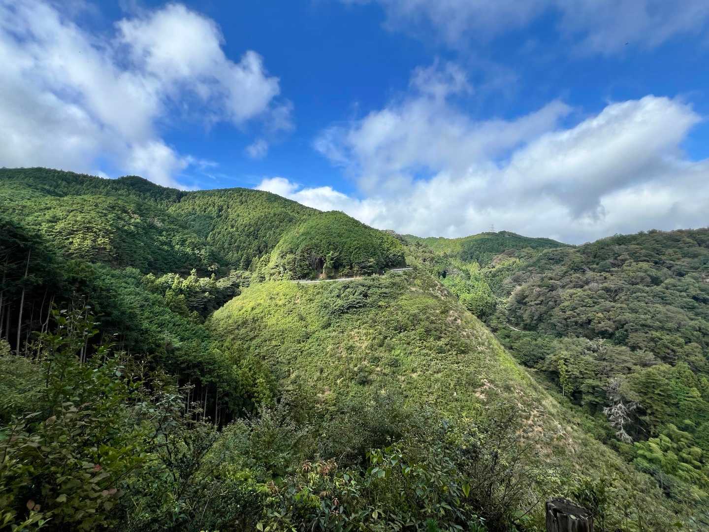 谷の向こうにスカリ山。