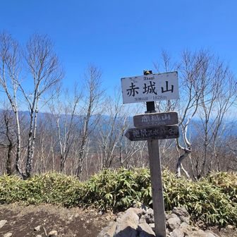 ⑭黒檜山 1828m  15℃☀️
日本百名山  66/100
13年ぶりに訪れました

こちらは展望良くないので奥の展望ポイントへ