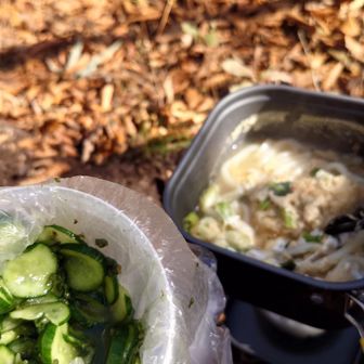 三光の宮にて、山めしタイム
本日は
アルミ天ぷらうどん(中身だけ持参)
きゅうりの紫蘇の実漬け
おやついただきありがとうございました😊
