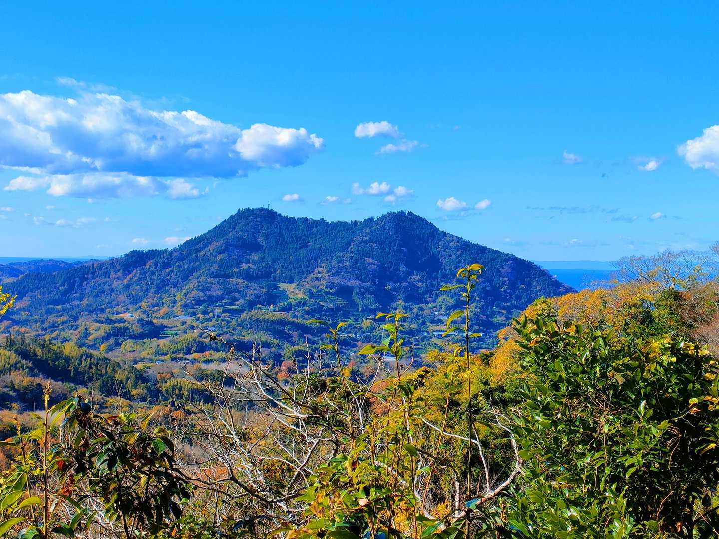 あちらが、さきほど登らせて頂きました【富山】（とみやま）の双耳峰です！🤠🎶