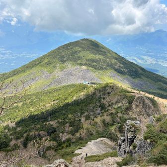 振り返ると編笠山と青年小屋⛰️