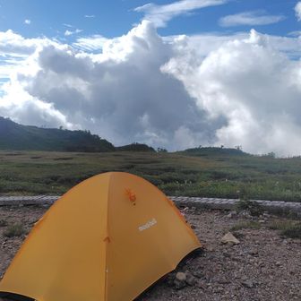我が家と富山湾方面。朝は綺麗に見えていた。