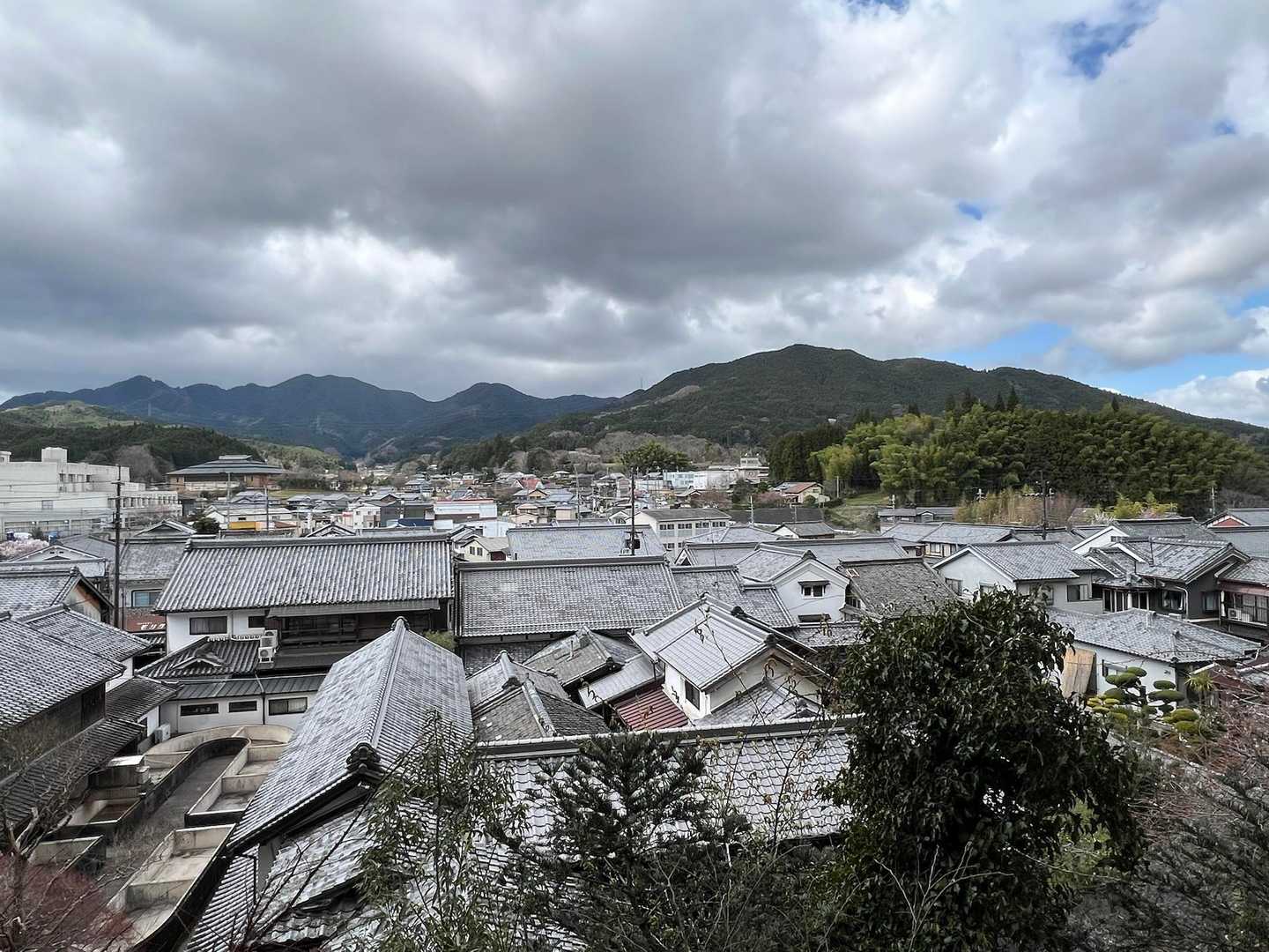 園内の坂を登って行くと音羽三山や龍門岳が