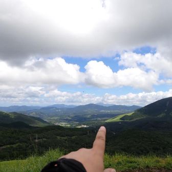雲に隠れてるけど、向こうに見えるのは由布岳よね😆
一目山、すごいでしょ〜！
となぜか自慢する😅一体誰に⁇