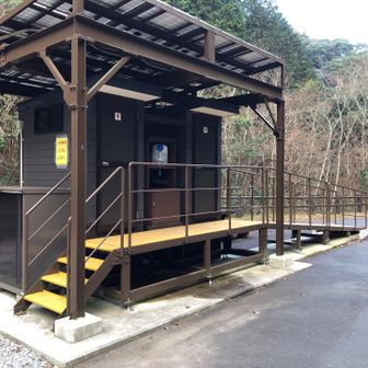 道沿いにあるバイオトイレ
臭いがない！凄い！
ありがとう福岡県！
(この辺りは県管轄の森)