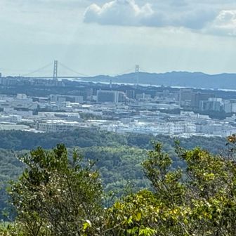 山頂からは明石海峡大橋、淡路島などを眺望できます。