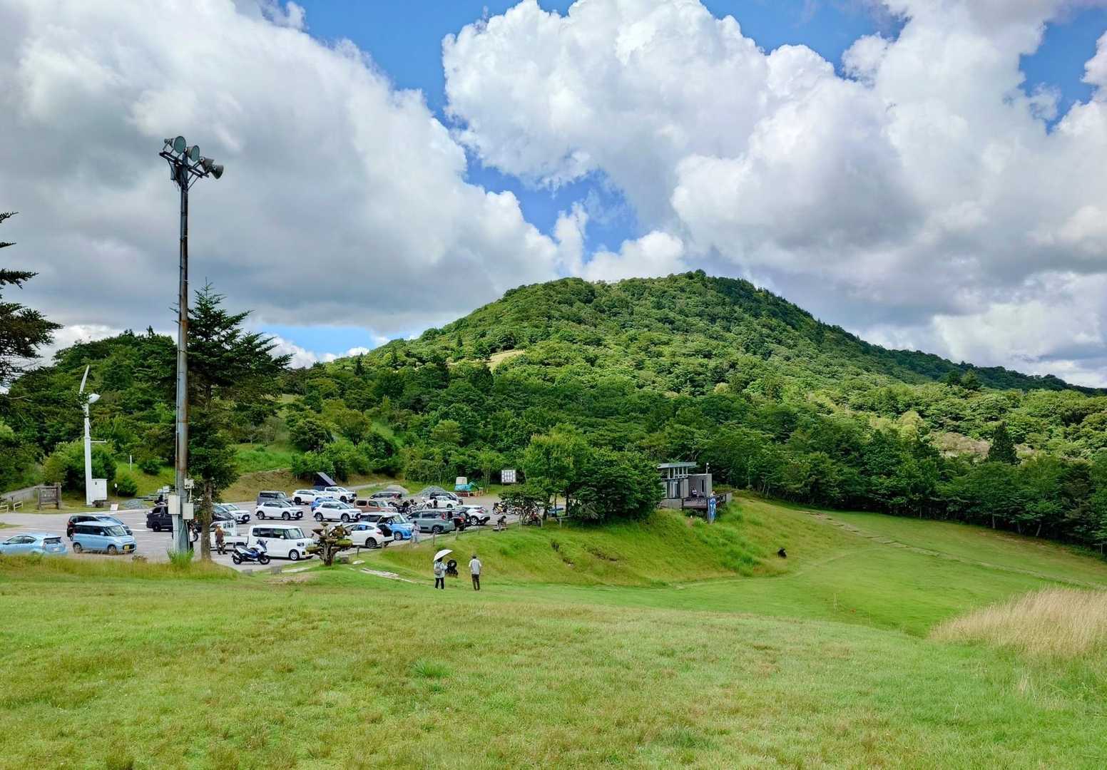 茶臼山を正面に見る駐車場へ戻り下山完了。