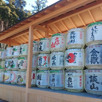 大神神社の主祭神、大物主神は醸造の神様です。
奈良の酒造会社の酒樽が並びます。