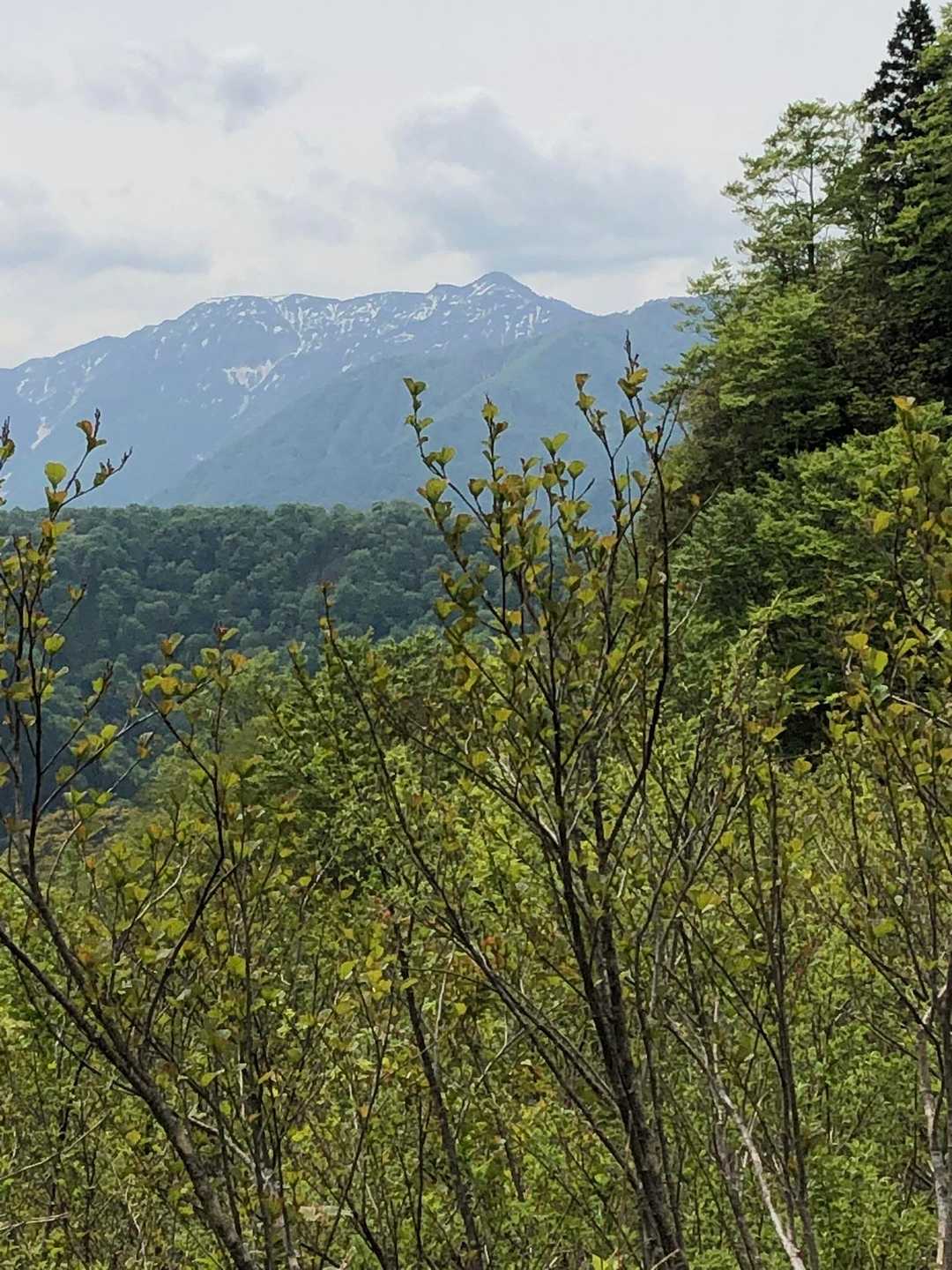 人形山⛰️
山腹の雪形には手を繋なぐ姉妹の👭姿✨