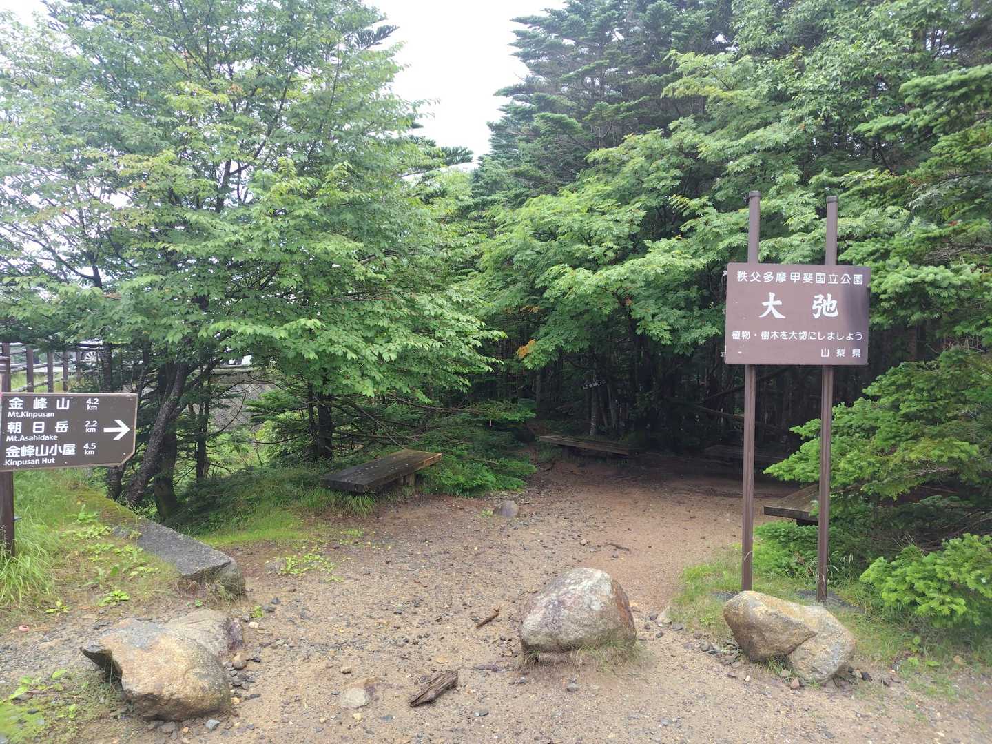 こちらが金峰山への登山口。
さっきまで結構な雨が降っていたようで、スライドする人は皆さんカッパ着てました。