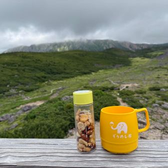 くんできた水で。
テラスへ出て持ってきた焼酎を。
下界の暑さがウソのよう。
ここは清々しいよ。
憧れの雲ノ平で呑むお酒。
幸せな時間。
時を忘れる。