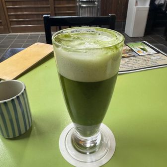 抹茶ビール！
ビールなんだけど不思議な感じ。
抹茶なので泡が消えない！！