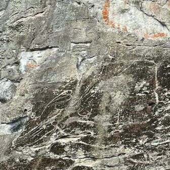 説明を見てから見れば確かに顔っぽく見える。