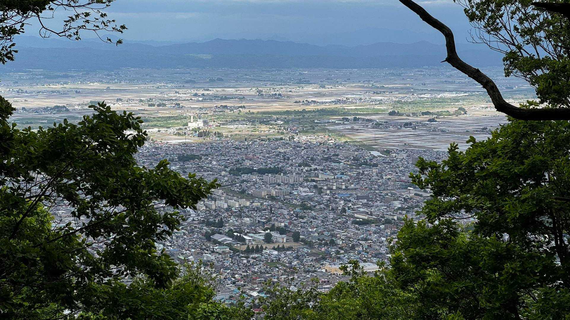 会津若松が見えます。