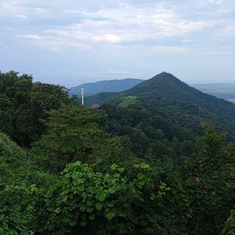 弥彦山山頂から多宝山