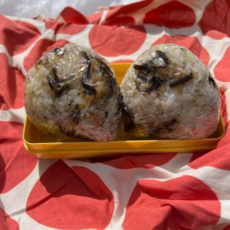 手製のおにぎり。
韓国海苔とカップ麺で頂きました♪