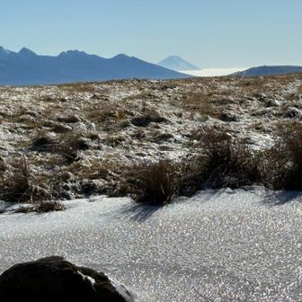 高原から富士山🗻
手前は水溜まりが凍ってます