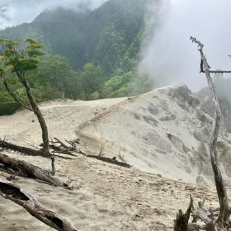 山頂の先に雁ヶ原
滑りやすく滑落注意⚠️の看板がありました