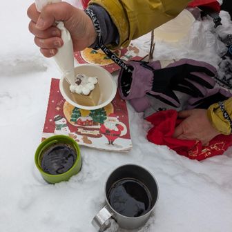 山頂メリクリ準備開始👍
Seikoさん流 その場で仕上げる手作りケーキ🍰💗
コーヒーを早く入れ過ぎて 飲む時ぬるくなってしまった〜🤣