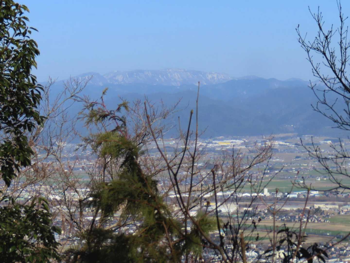 山頂から何とか見えた鈴鹿の御池岳。
あとは佐々木城跡を経て林道を下って帰ります