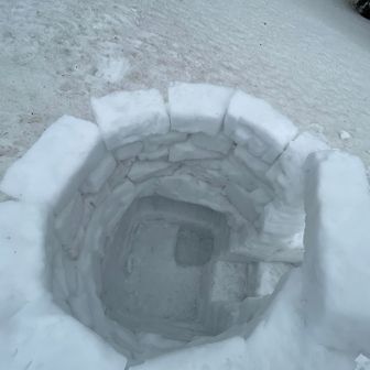 縁からの深さは背丈以上あります