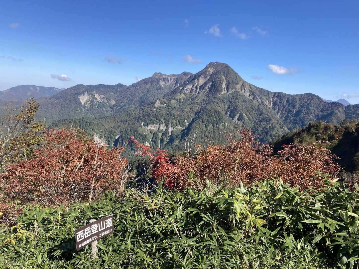 さぁ〜お次は高妻山⛰です
イイ山容してますね〜