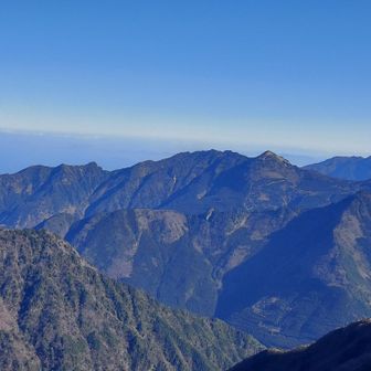 北東方向の山々
左手前が扇山⛰️です
この辺の尾根は全部歩いてますね☺