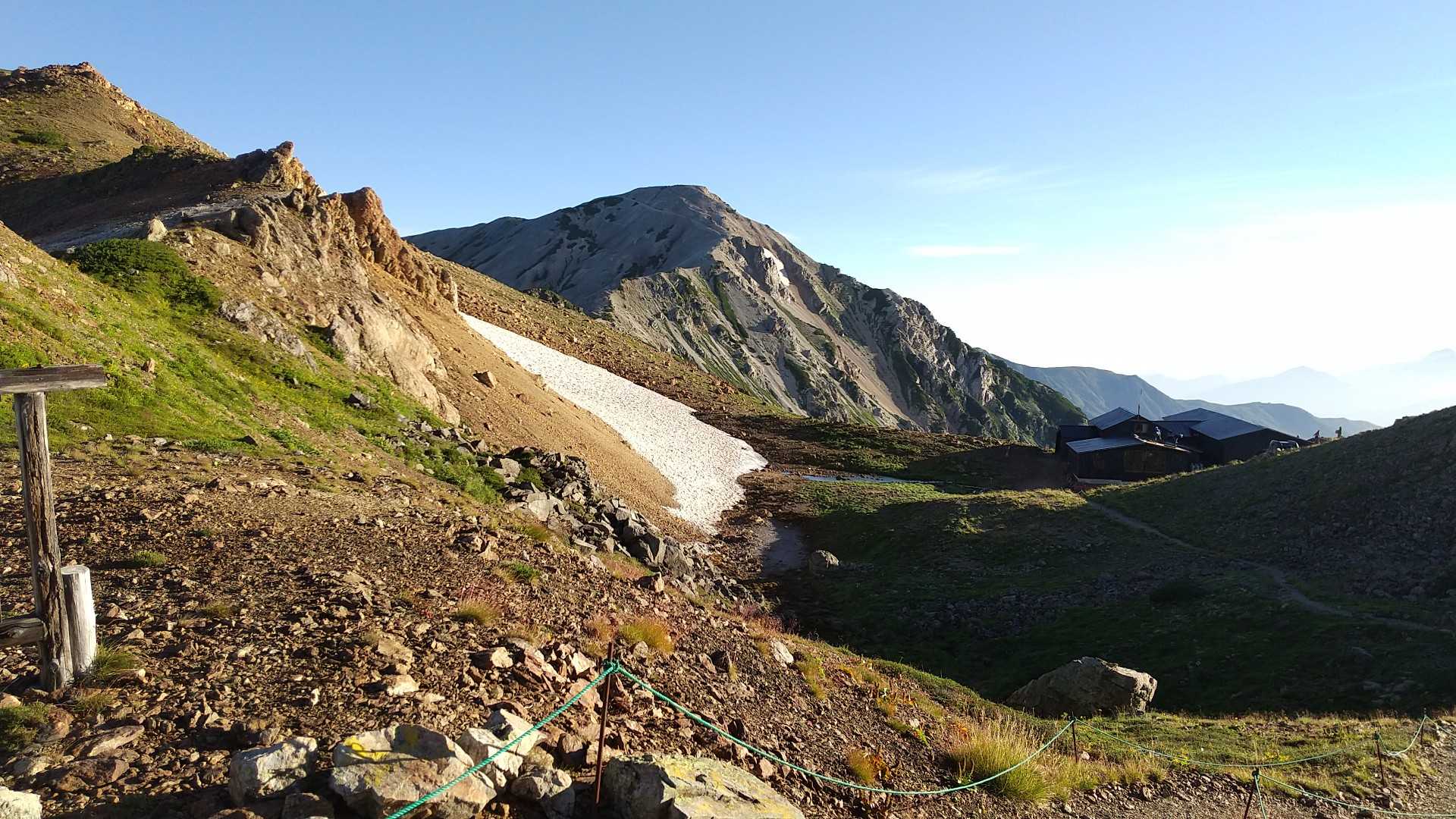 振り向いて天狗山荘と白馬鑓ヶ岳